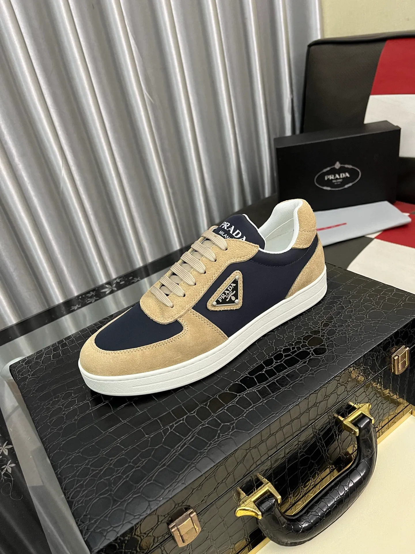 Men's shoes 💰440⌚️⌚️【PRADA】Prada ~ unique and casual style. New models from Prada official website are coming [Celebrate][Celebrate]🏃High-end brand casual shoes ➕Full set of packaging😍😍 Men's 2023 counters are on sale simultaneously, Italian imported brands select first-layer Italian cowhide. 🐑Sheepskin lining (refuses to discolor and rub feet) Sole: Original sole specially provided by the original factory 🎬Better in kind Size number: 38-444️⃣Colors available